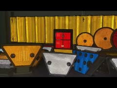 境界線保護護欄は赤色で使用されています