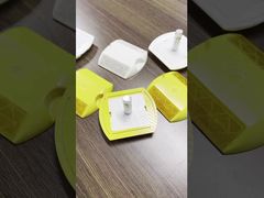 ピン付きプラスチック製ロードスタッド