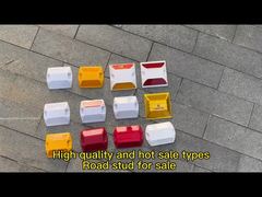 プラスチック製ロードスタッド 多数の種類 1