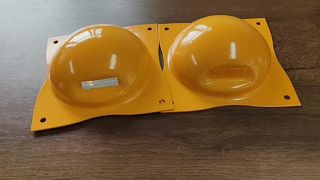 安全性を高めるスチール製道路スタッド
